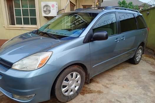 A picture of Naija used Toyota Sienna 2004.