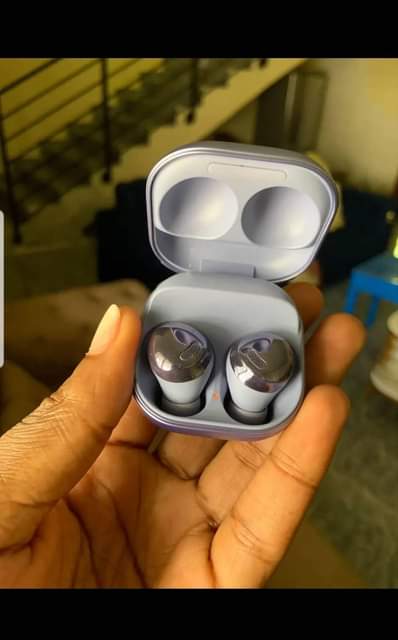 A picture of Sansung earbuds at 120k