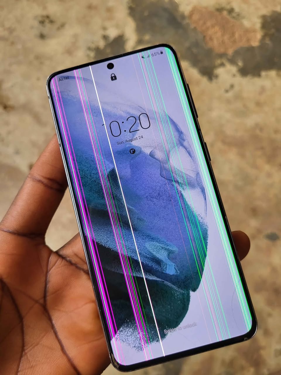 A picture of S21 5G line on screen