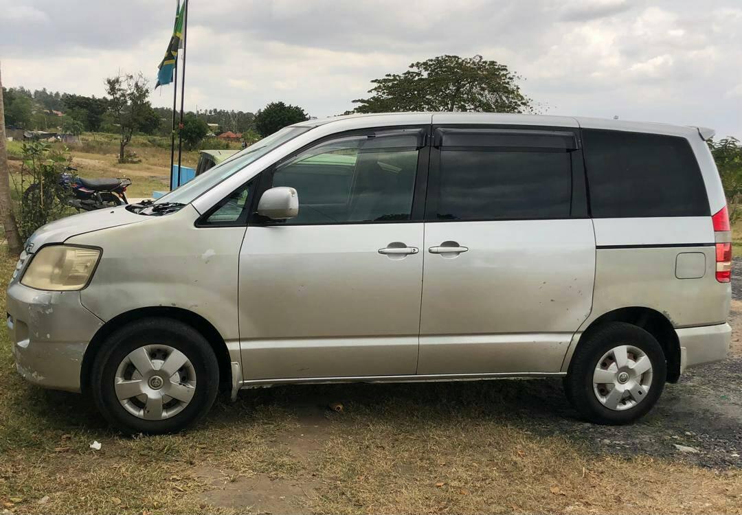 A picture of TOYOTA NOAH
