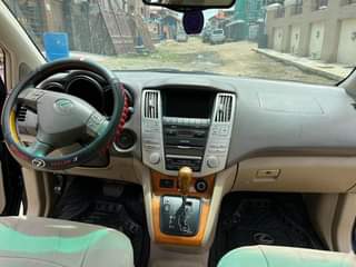 A picture of Lexus RX 330