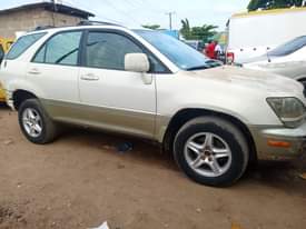 A picture of Lexus Rx 300 purely