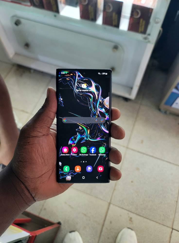 A picture of Samsung galaxy nite10 256gb 12gbram onscreen fingerprint slightly cracked at