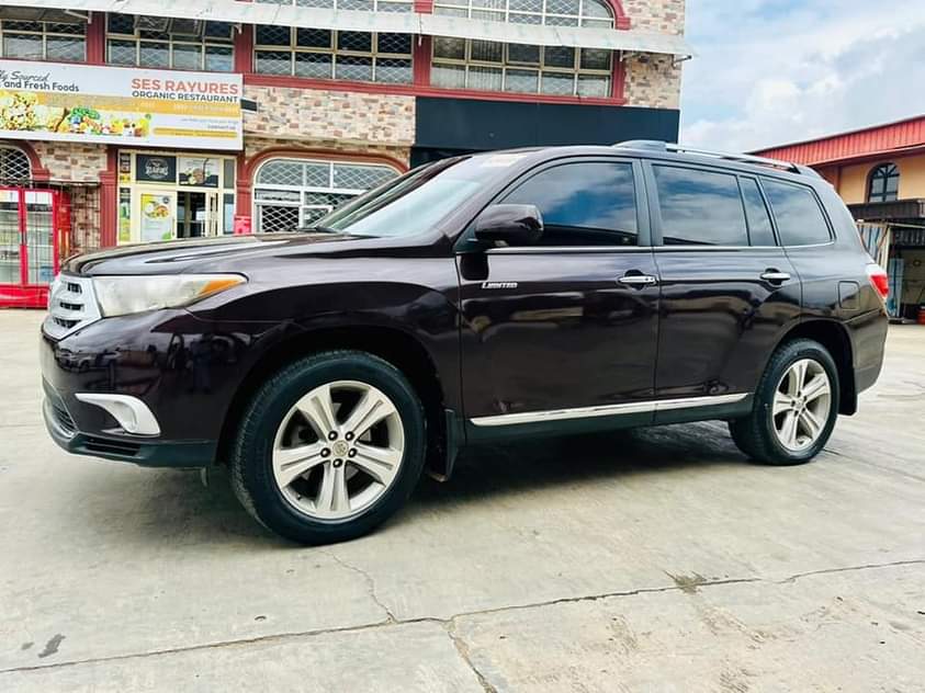 A picture of Toyota Highlander Limited 2012 Few months used