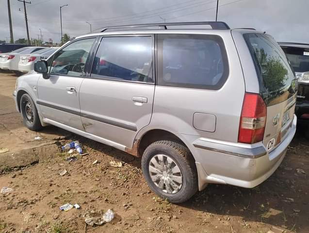 A picture of Mitsubishi Space Wagon 2002 Model