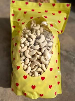 A picture of Cashew nuts korosho mbichi na zilichopikwa