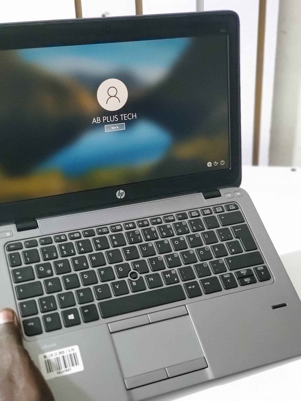 A picture of Hp 820 i7 8gbram 500gb hdd btry 5hrs inbox me
