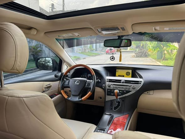 A picture of Few Months Used Lexus RX350 2010 Full Option Price 16