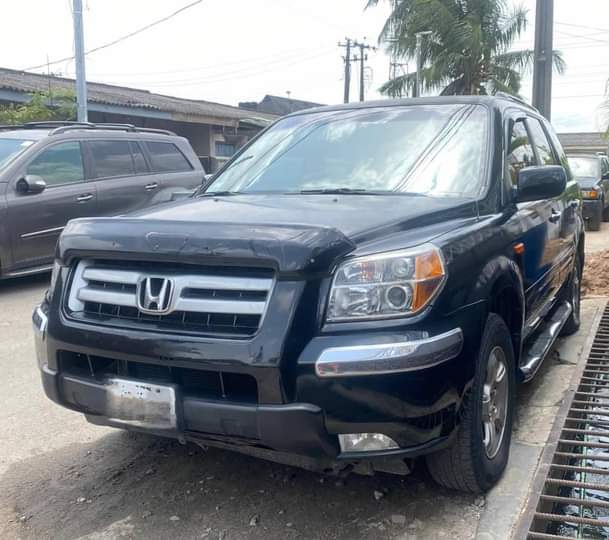 A picture of Honda pilot