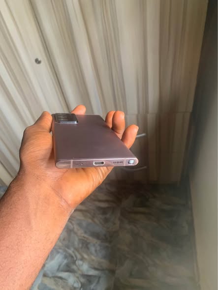 A picture of Samsung galaxy note 20 ultra 256gb Neatly used but fell