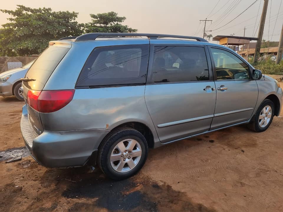 A picture of Toyota sienna 2006