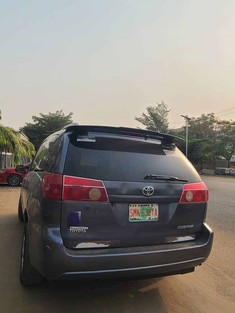 A picture of Toyota Sienna 2006 model