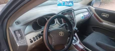 A picture of Neatly used 2005 Toyota Highlander with 3 rolls Engine smoking