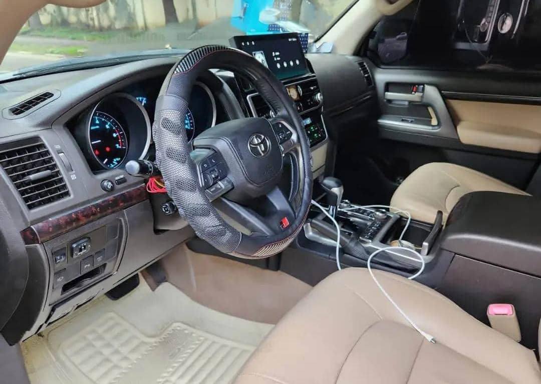 A picture of TOYOTA LANDCRUISER 2020 MODEL 7TH ANN BOUGHT BRAND NEW 08038959545