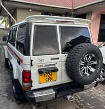 A picture of Landcruza zx gari imefugwa ikafugika Injin 1hz diesel Gia manyu