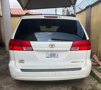 A picture of TOYOTA SIENNA LE AWD 2005