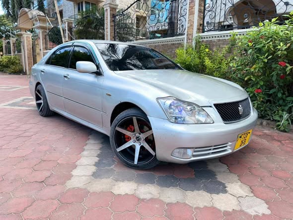 A picture of Toyota Crown Athlete DF Kali kwa Miln 10 8 tu