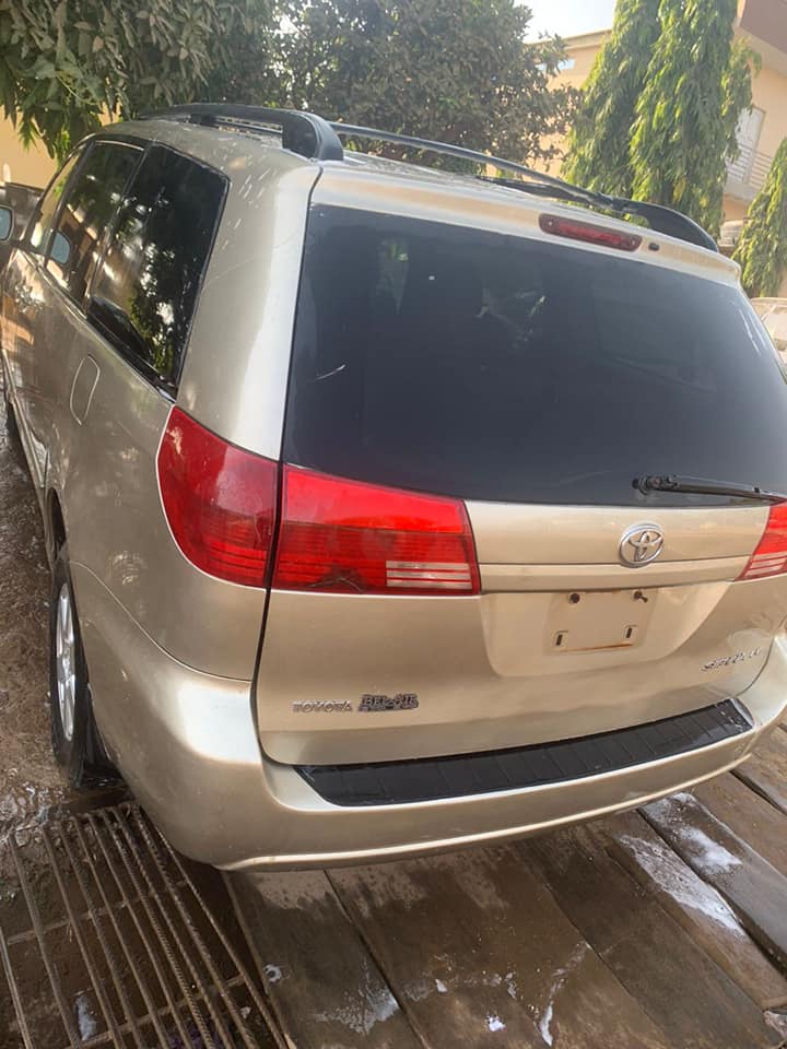 A picture of Toyota Sienna 05