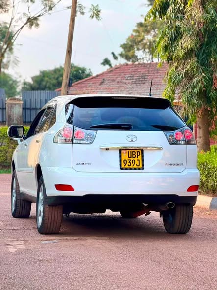 A picture of Toyota Harrier 2009