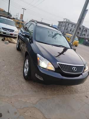 A picture of Lexus RX 330