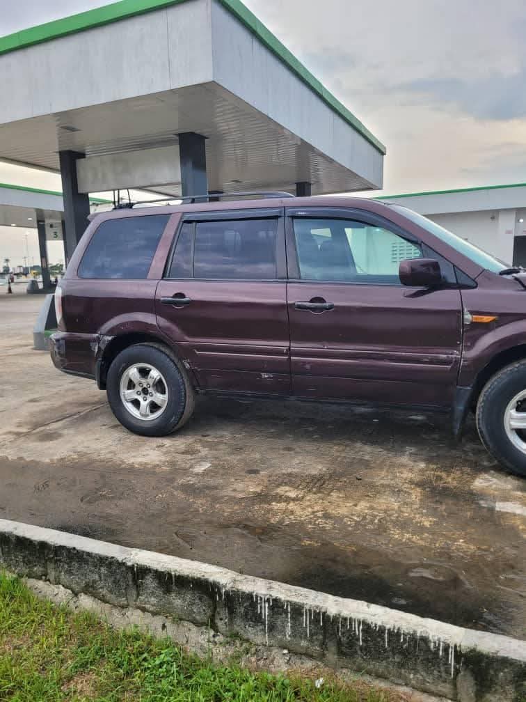 A picture of Honda pilot for sale everything is okay buy and drive