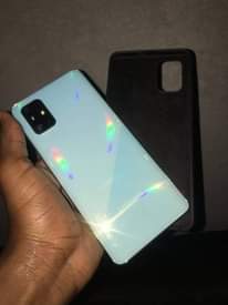 A picture of Samsung galaxy A71 gb 128 ram6 finger on display 200k