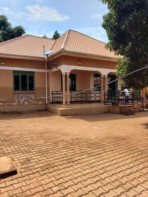 A picture of Mutundwe Nalumunye house on quick sale at 170m shs Has