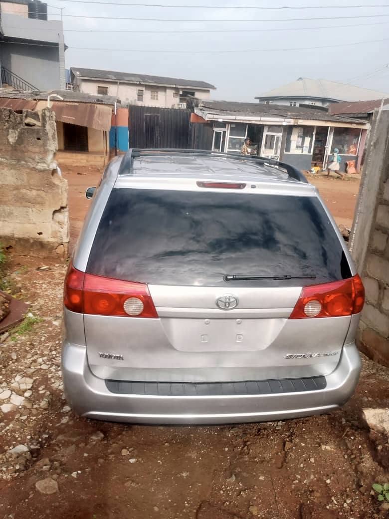 A picture of 06 Toyota sienna nothing to fix 4 1m 0802 8446