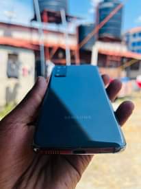 A picture of Samsung S20 plain double line
