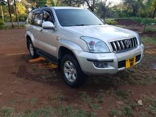 A picture of 2005 TOYOTA LANDCRUISER PRADO