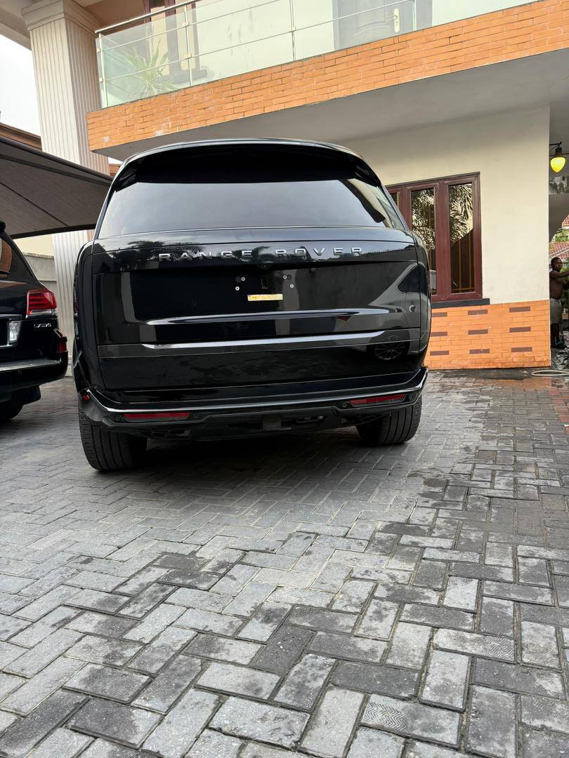A picture of Range Rover Vogue 2023 model