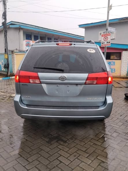 A picture of Toyota Sienna 2004
