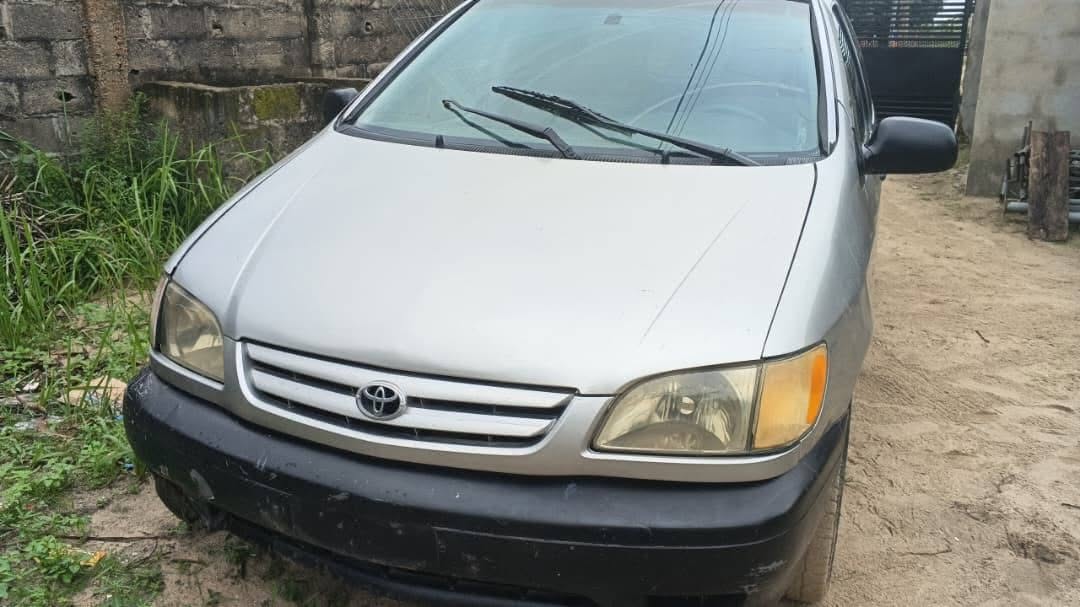 A picture of TOYOTA SIENNA 03