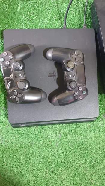 A picture of Ps4 slim