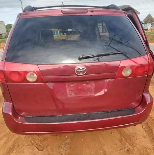 A picture of Toyota sienna 2007 registered 0906610730 