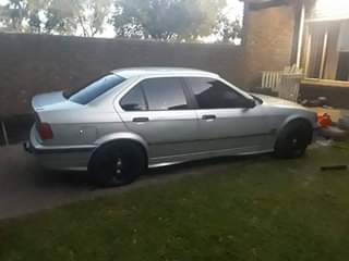 A picture of 1998 BMW 318i 3 series Black