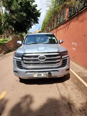 A picture of Landcruiser V8 petrol engine 0700327795 