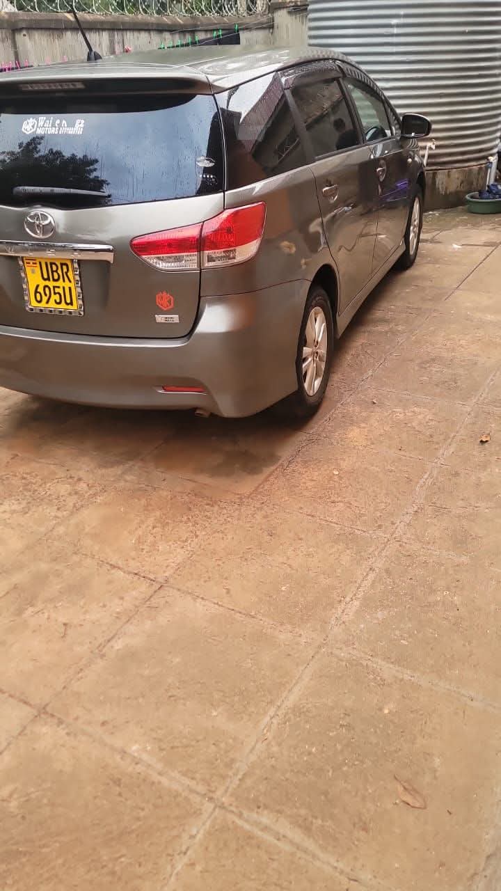 A picture of Toyota wish 2010