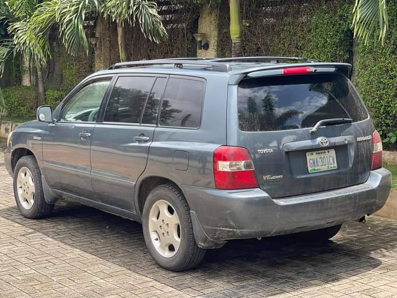 A picture of 2005 Toyota Highlander limited So clean no need of direct