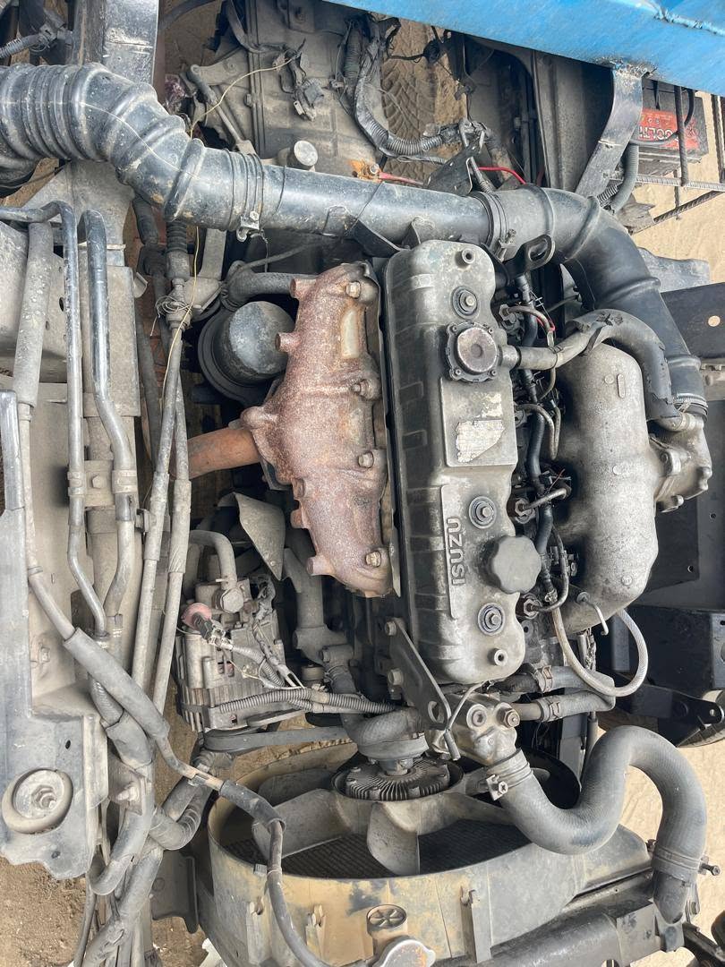 A picture of Isuzu trust used engine and gear perfect good condition