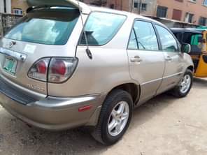 A picture of Lexus Rx300 2002 model very sharp first body engine and