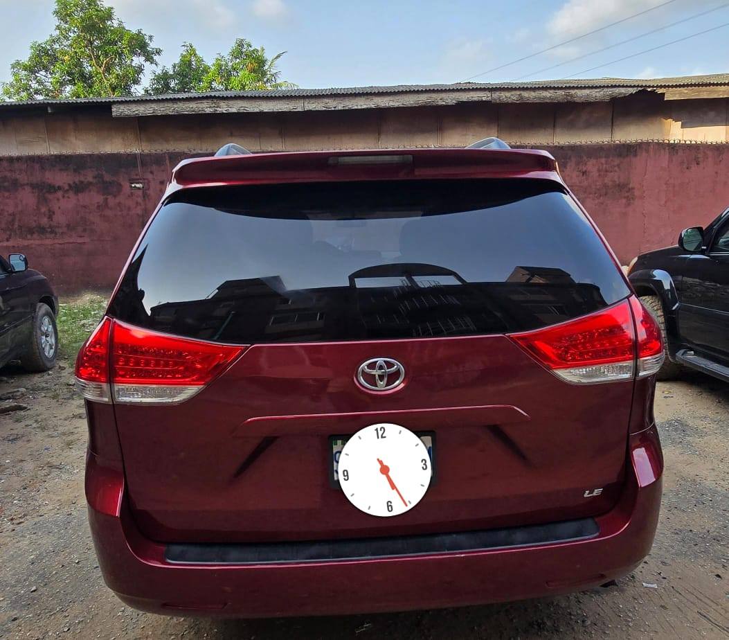 A picture of Toyota Sienna 2012
