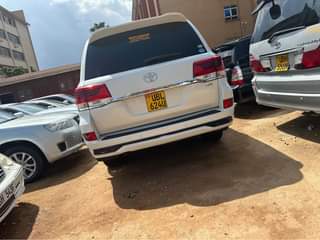 A picture of TOYOTA LAND CRUISER V8