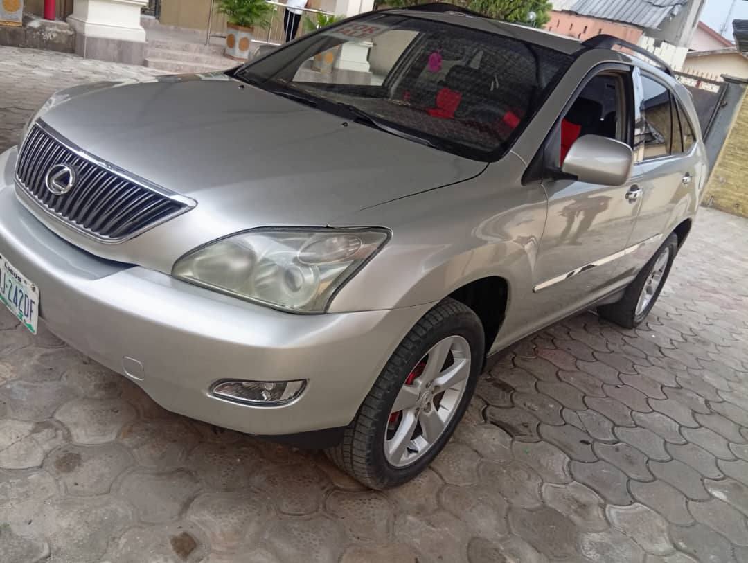 A picture of LEXUS RX330