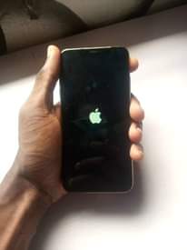 A picture of iPhone XS Max with iCloud locked