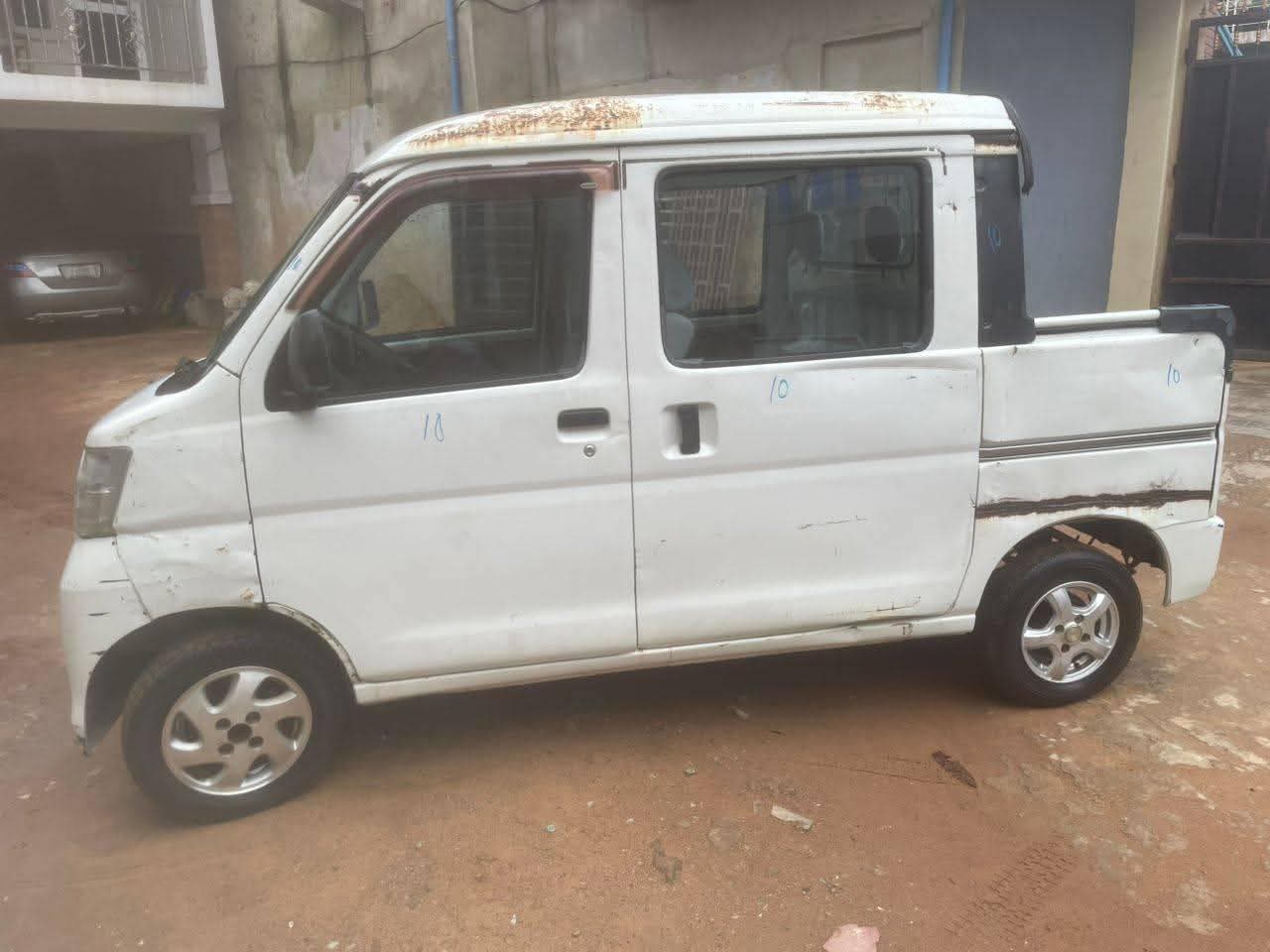 A picture of Daihatsu hijet bus