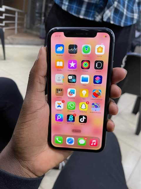 A picture of iPhone 11 64gb at 550k restarts itself