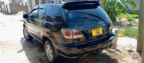 A picture of Toyota HARRIER OLD