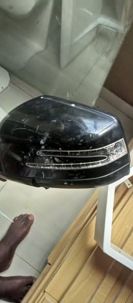 A picture of Am selling a used side mirror for a Mercedes Benz