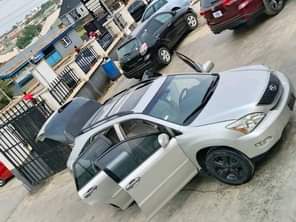 A picture of Give me 8 800 00 for this 2007 Lexus RX350